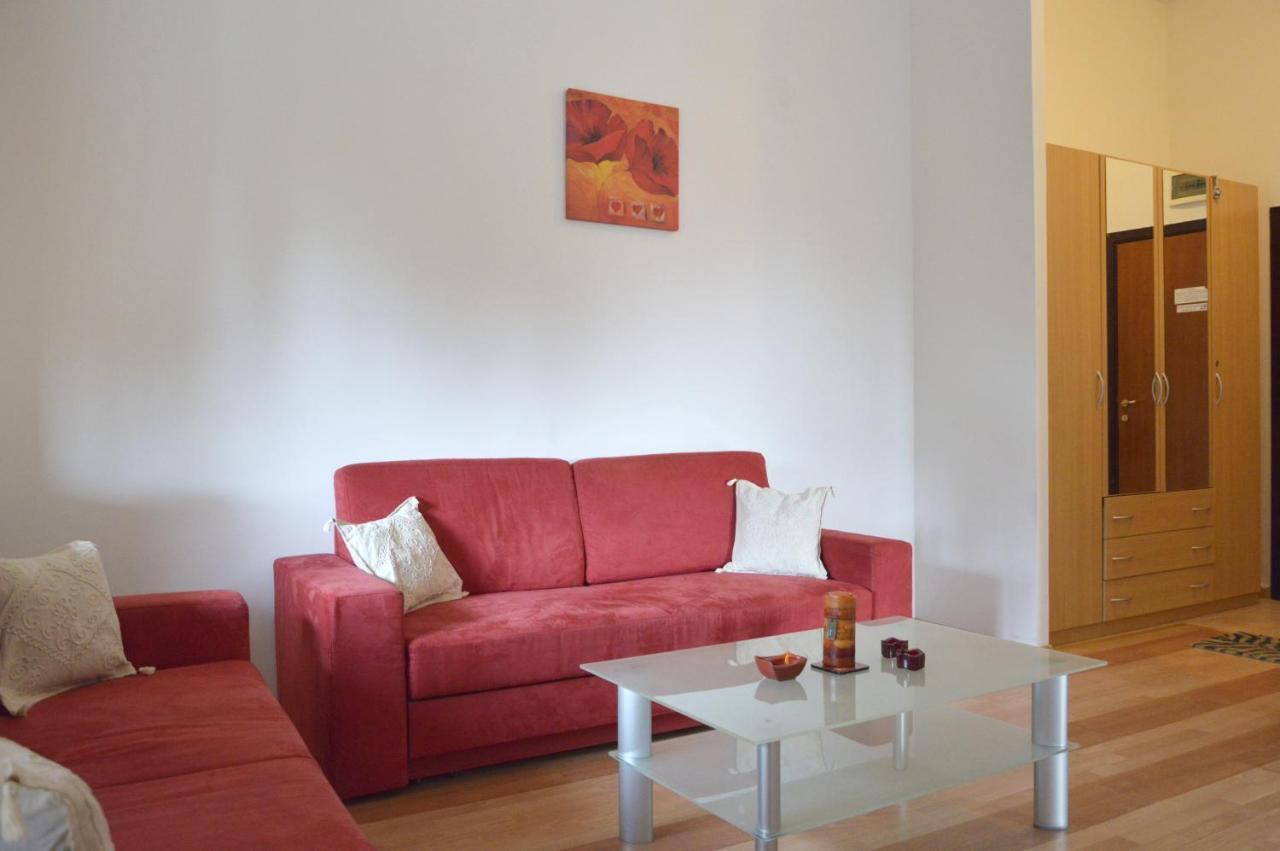 بوروفتس Persey Flora Apartments الغرفة الصورة