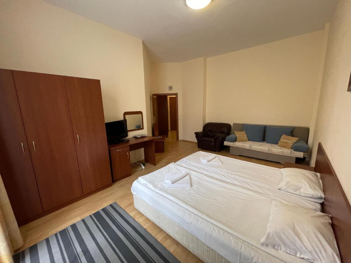 بوروفتس Persey Flora Apartments المظهر الخارجي الصورة
