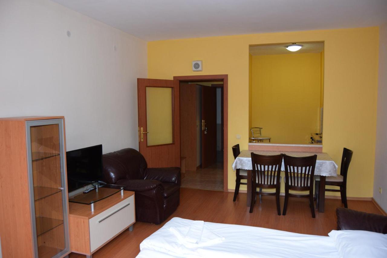 بوروفتس Persey Flora Apartments المظهر الخارجي الصورة