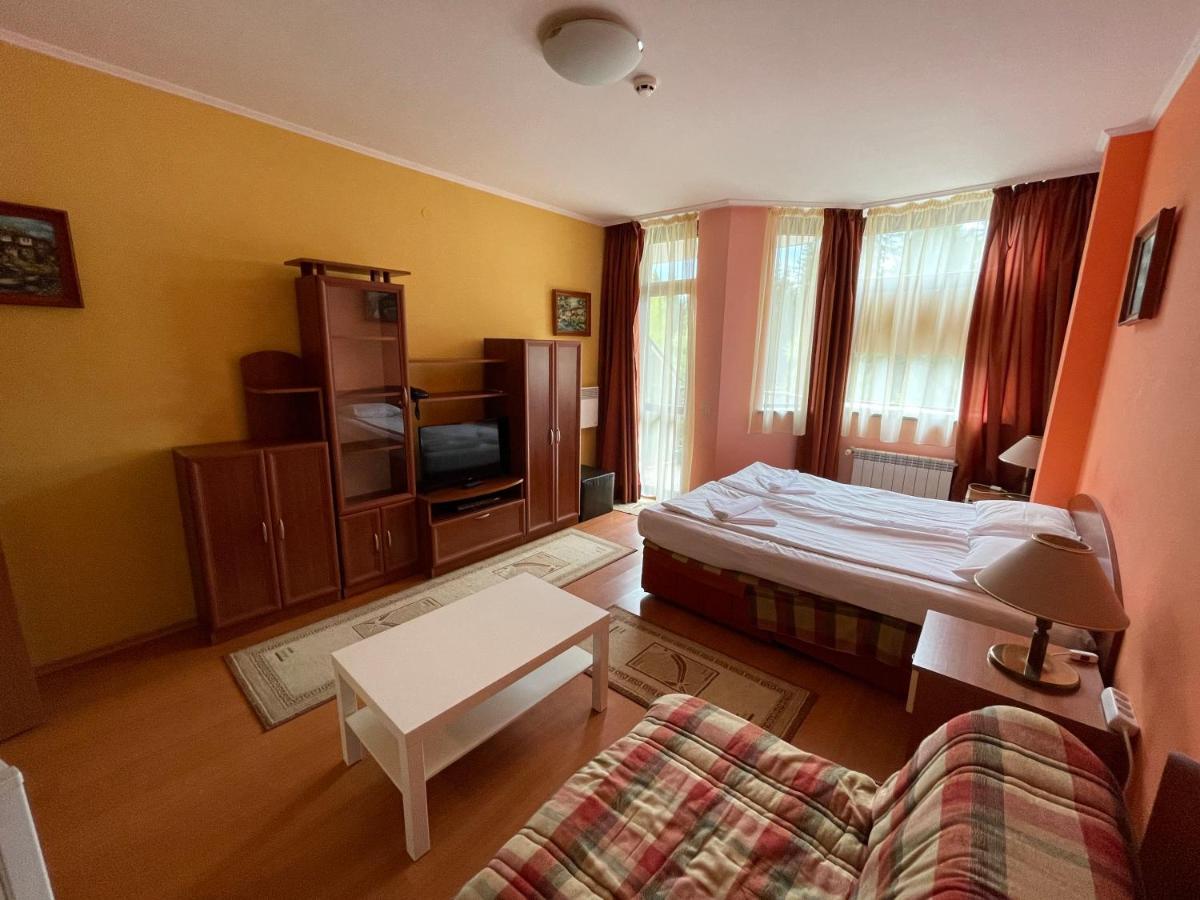 بوروفتس Persey Flora Apartments المظهر الخارجي الصورة