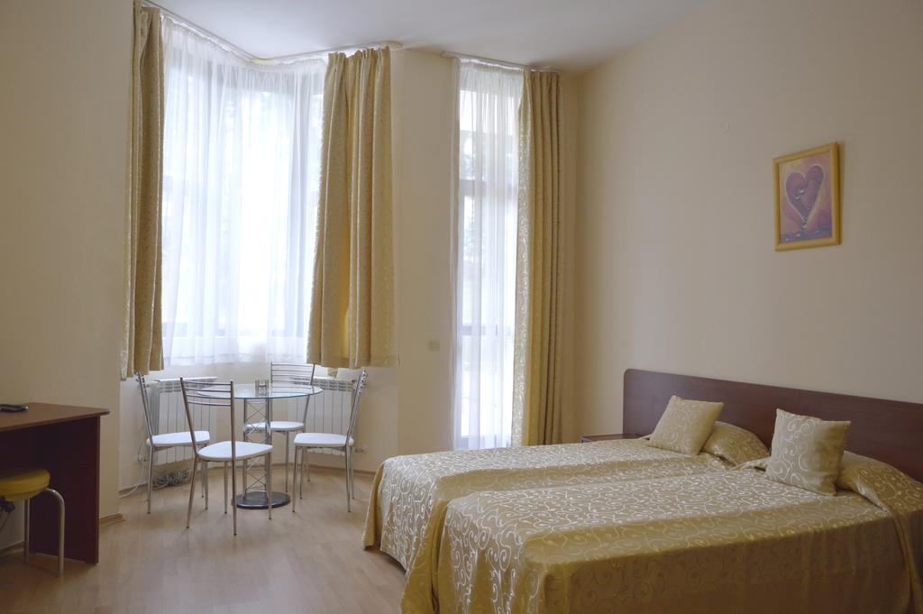 بوروفتس Persey Flora Apartments المظهر الخارجي الصورة