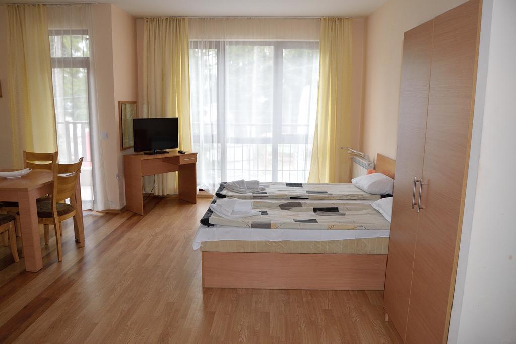 بوروفتس Persey Flora Apartments الغرفة الصورة
