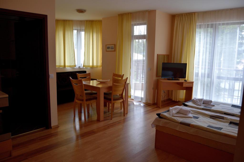 بوروفتس Persey Flora Apartments الغرفة الصورة