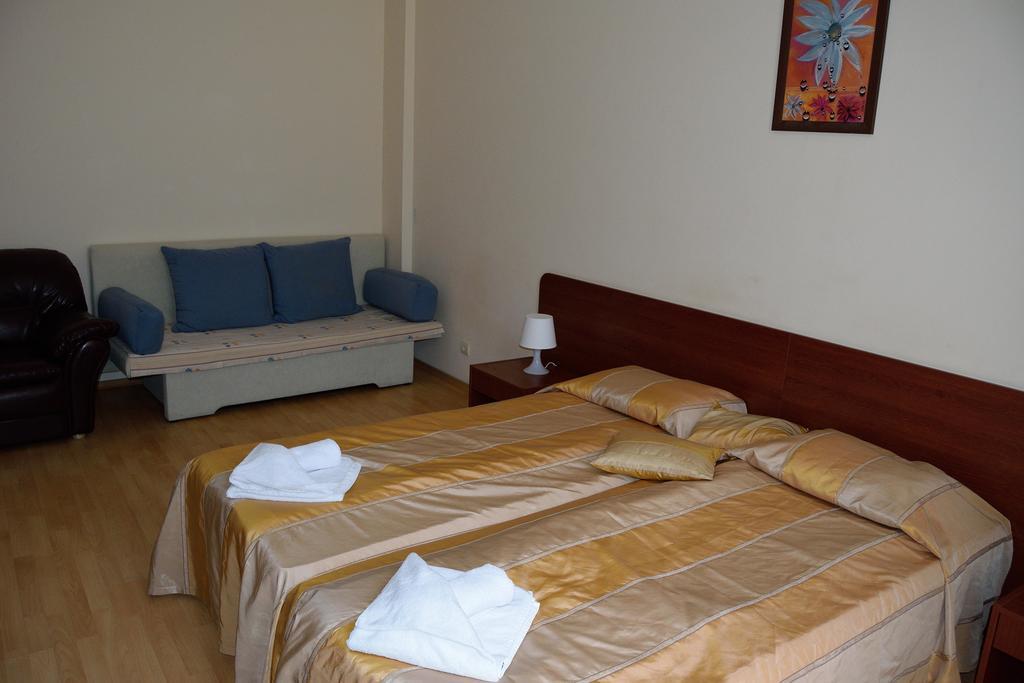 بوروفتس Persey Flora Apartments الغرفة الصورة