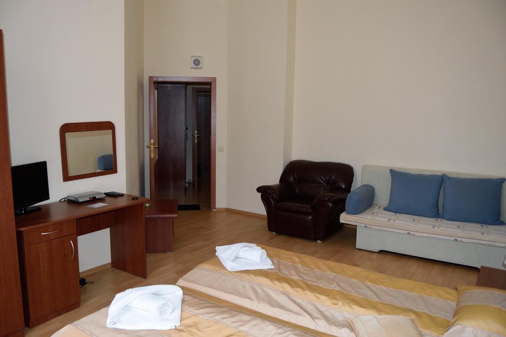 بوروفتس Persey Flora Apartments الغرفة الصورة