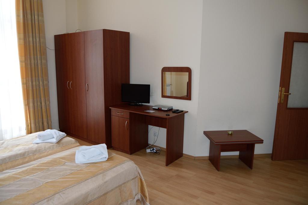بوروفتس Persey Flora Apartments الغرفة الصورة